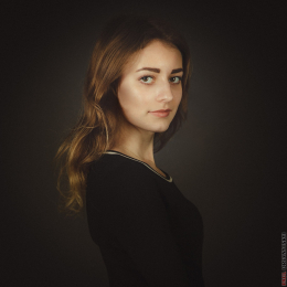 photoshoot studio portrait of woman by Paul Drevnytskyi