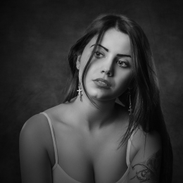 photoshoot studio portrait of woman by Paul Drevnytskyi