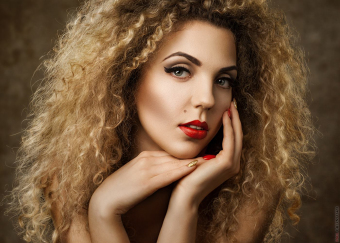 photoshoot studio portrait of woman by Paul Drevnytskyi