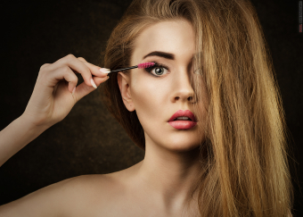 photoshoot studio portrait of woman by Paul Drevnytskyi