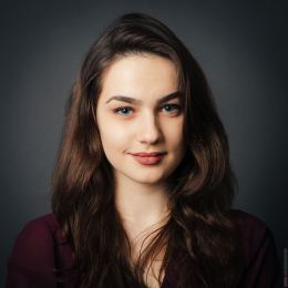 photoshoot studio portrait of woman by Paul Drevnytskyi