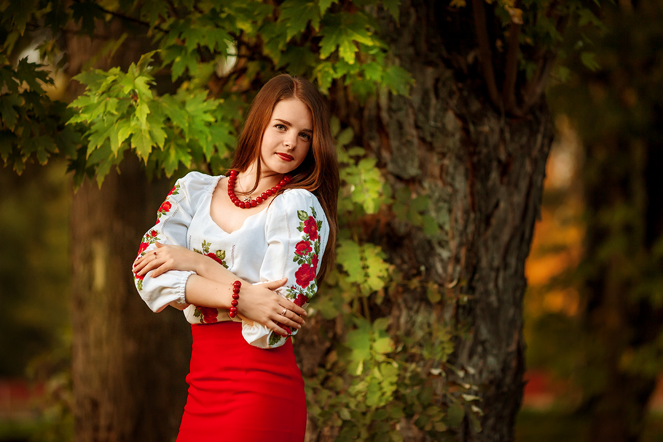 portrait woman nature, plein air with bokeh, girl face smile photo photoshoot, drevnytskyi, ukraine